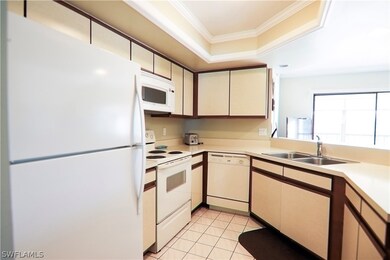 Great open concept kitchen/breakfast bar - open to