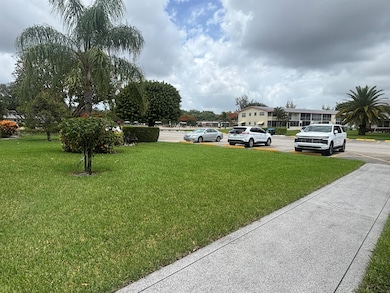 403 Windsor R, West Palm Beach, FL 33417 - photo 3