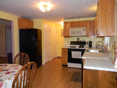 150 Barretts Hill Rd unit B, Hudson, NH 03051 - photo 4