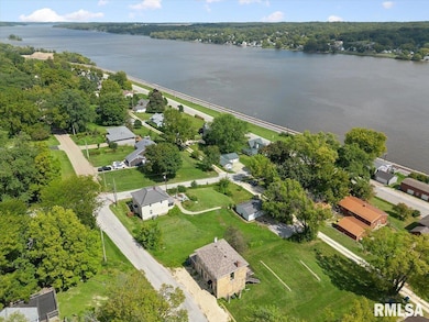 817 N 2nd St, Le Claire, IA 52753 - photo 3