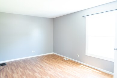 1331 N Glen Cir unit D, Aurora, IL 60506 - photo 3