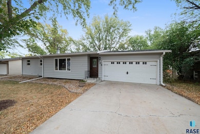 108 S Needles Dr, Brandon, SD 57005 - photo 2