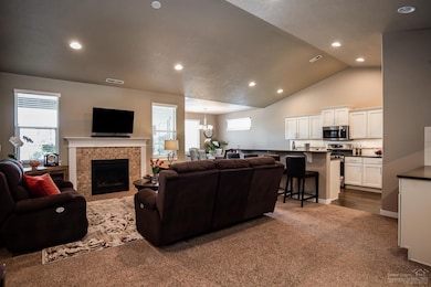 4459 SW Salmon Ave, Redmond, OR 97756 - photo 4