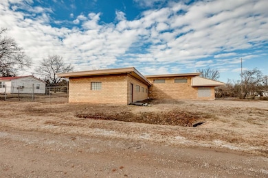 402 W Highland St, Tecumseh, OK 74873 - photo 5