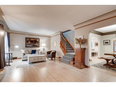 454 Mnt Curve Blvd Saint Paul-large-003-003-Living