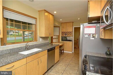 8933 Falling Creek Ct, Annandale, VA 22003 - photo 5