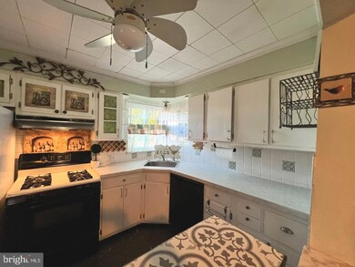 147 N Carol Blvd, Upper Darby, PA 19082 - photo 6