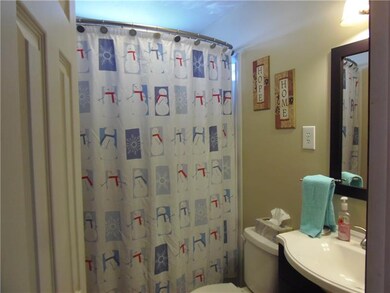 Nicely updated main floor bath with shower /tub
