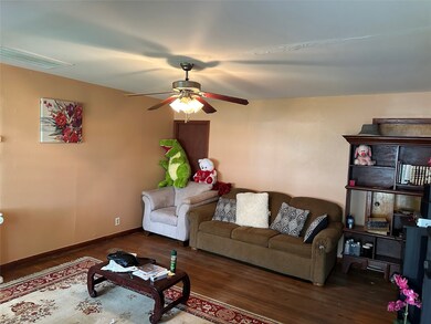 32 Farrell St, Houston, TX 77022 - photo 4