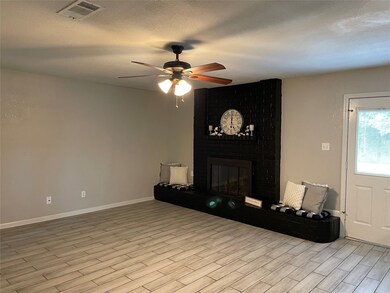 1910 Tracy Lynn Ln, Alvin, TX 77511 - photo 6