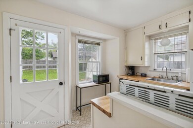 12-506-Allen-St-Lansing-MI-48912-WindowS