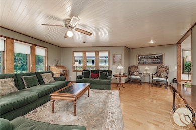 spacious sunroom/family room