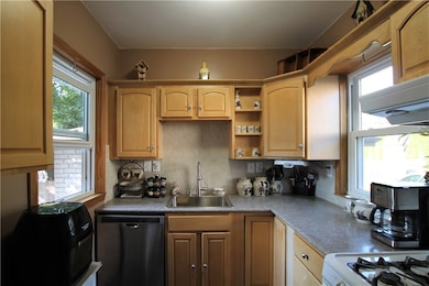 492 Benefit St, Pawtucket, RI 02861 - photo 5