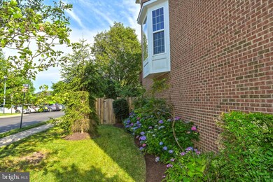 8933 Singleleaf Cir, Lorton, VA 22079 - photo 4