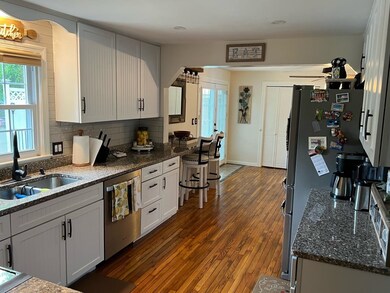 58 Robin Hood Rd, Nashua, NH 03062 - photo 3