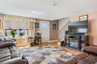 79 Windsor Park Dr, Coventry, RI 02816 - photo 4