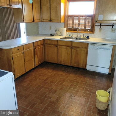 17604 Meadowood Dr, Hagerstown, MD 21740 - photo 2