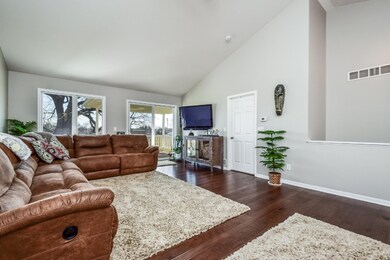 005-Living_Room-5640357-medium