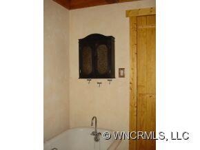 clawfoot tub