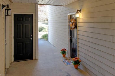 1905 Crest Hollow Dr unit 101, Winston Salem, NC 27127 - photo 4