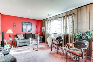005_Family Room