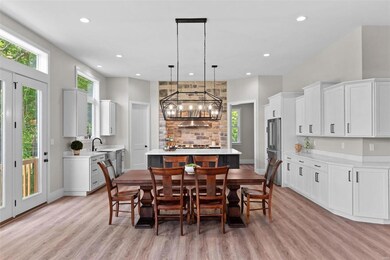Stunning kitchen and breakfast room with updated f