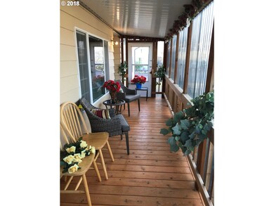 Porch, Screened in