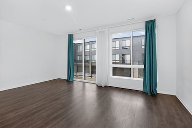 1276 Lakepointe Dr S, Schaumburg, IL 60173 - photo 4