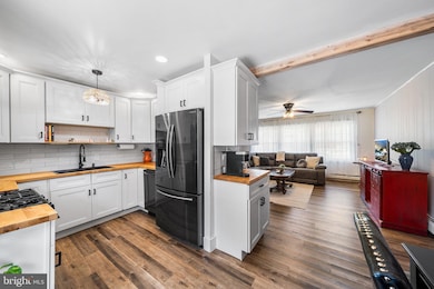 16 Iris Rd, Levittown, PA 19057 - photo 6