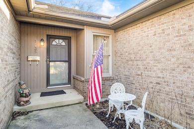 003_76_E 1235 Langland Dr-073