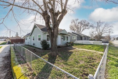 846 Maple St, Central Point, OR 97502 - photo 4