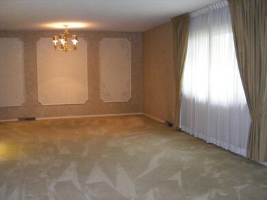 LIVING ROOM/DINING ROOM COMBINATION