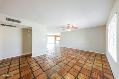 002-photo-living-room-13637896