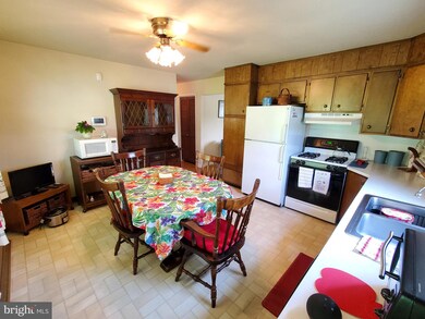 1527 Commonwealth Blvd, Reading, PA 19607 - photo 6