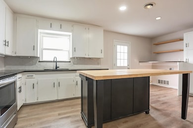 913 Zelda Dr, Hurst, TX 76053 - photo 5