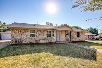 2519 Normont Cir, Fort Worth, TX 76103 - photo 2