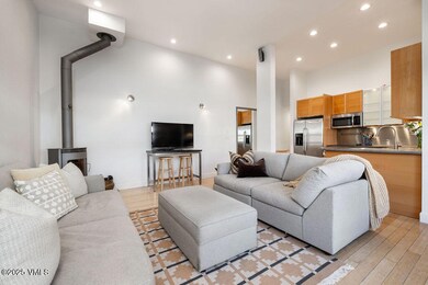 pitkin_creek_condos_12B_interior_living_