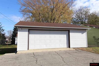 619 N Broadway St, New Ulm, MN 56073 - photo 3