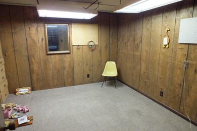 1043 E 10th fam room alt