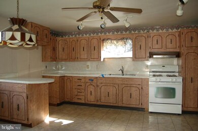 398 Westmont Dr, Darby, PA 19023 - photo 4