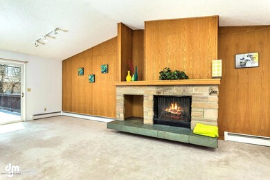 2720 Lexington Circle-large-002-Living R
