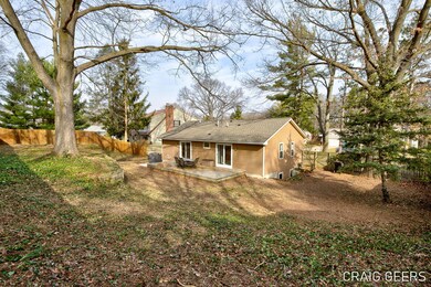 7-web-or-mls-2454-pineview-dr-ne