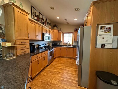 Kitchen w/lots of cabinets