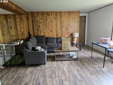 Living Room/Entrance