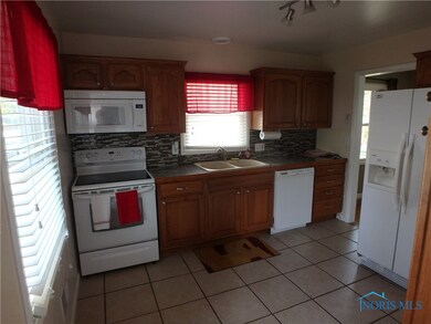 Eat in Kitchen with all appliances