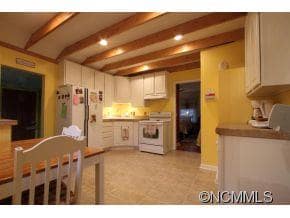 Updated eat-in kitchen