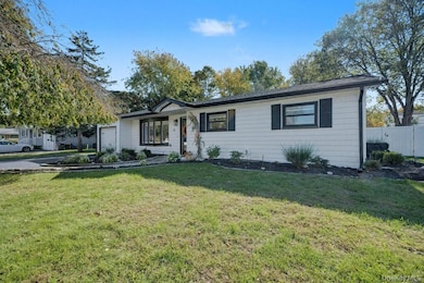 12 Pheasant Dr, ComMacK, NY 11725 - photo 2