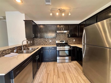 Kitchen with appliances with stainless steel fini