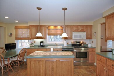 CUSTOM EAT IN KITCHEN