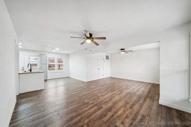 1300 NE 4th St, Pryor, OK 74361 - photo 2